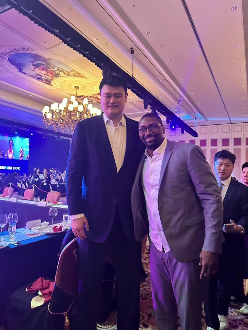 阿泰斯特曬與姚明合照：這是我最喜歡的隊(duì)友 姚??！