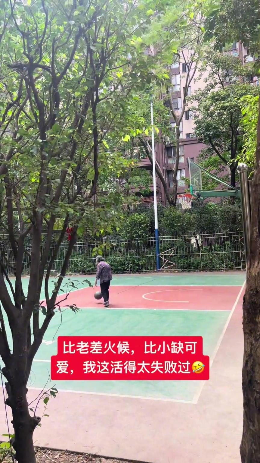 這阿婆單手一投一個(gè)準(zhǔn)，姜還是老的辣