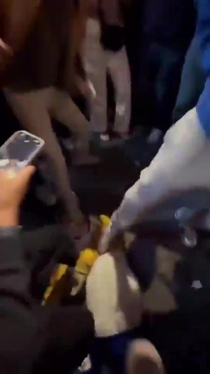 驚！尼克斯大勝步行者后，哈利伯頓遭主場(chǎng)球迷群毆