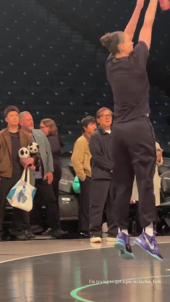 71歲成龍現(xiàn)身巴克萊中心看女籃比賽：她們投籃怎么那么準?。。?>
                                <div   id=