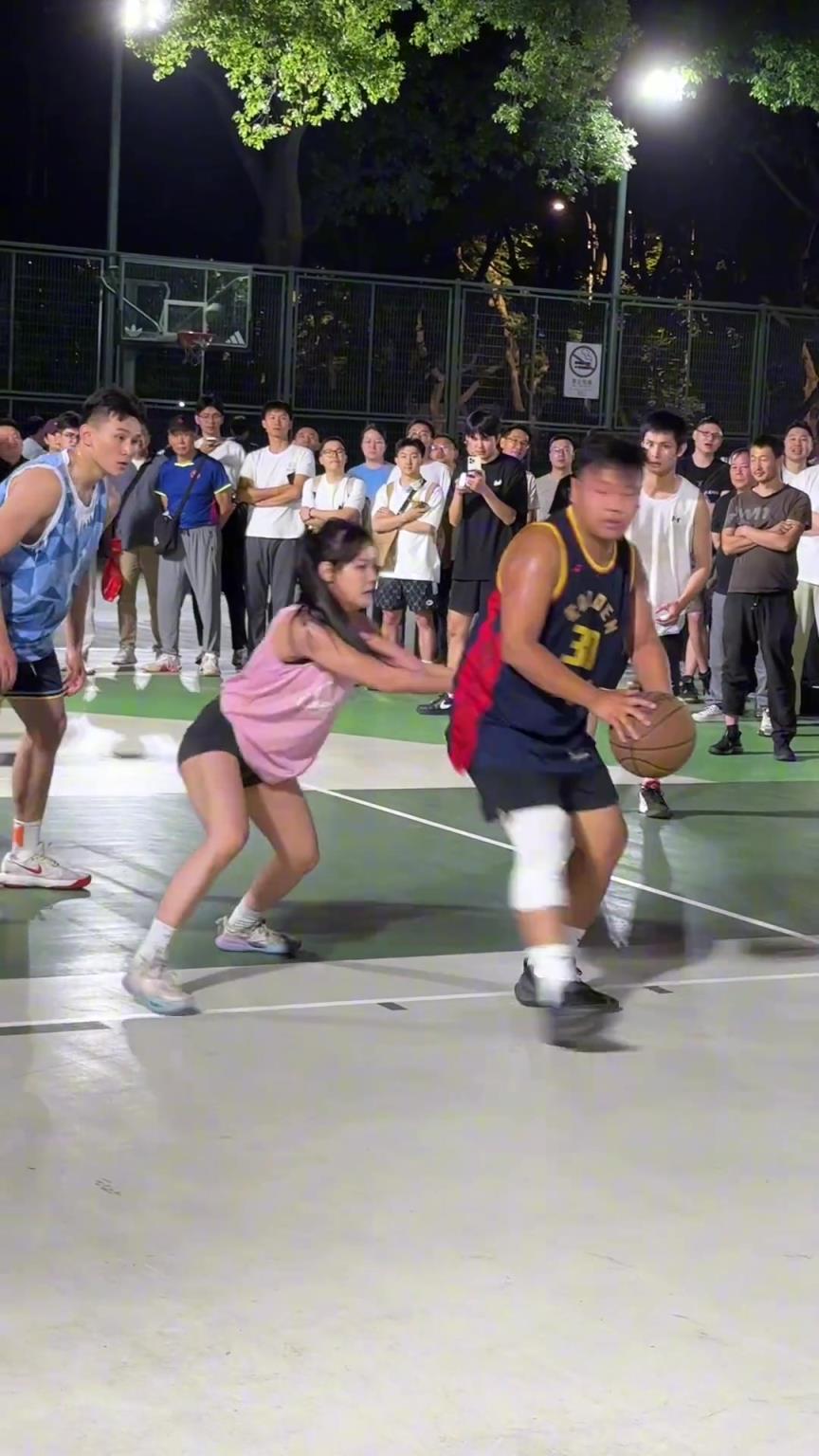 這哥們看見防自己的是女生，一個(gè)勁背打，球也不傳了